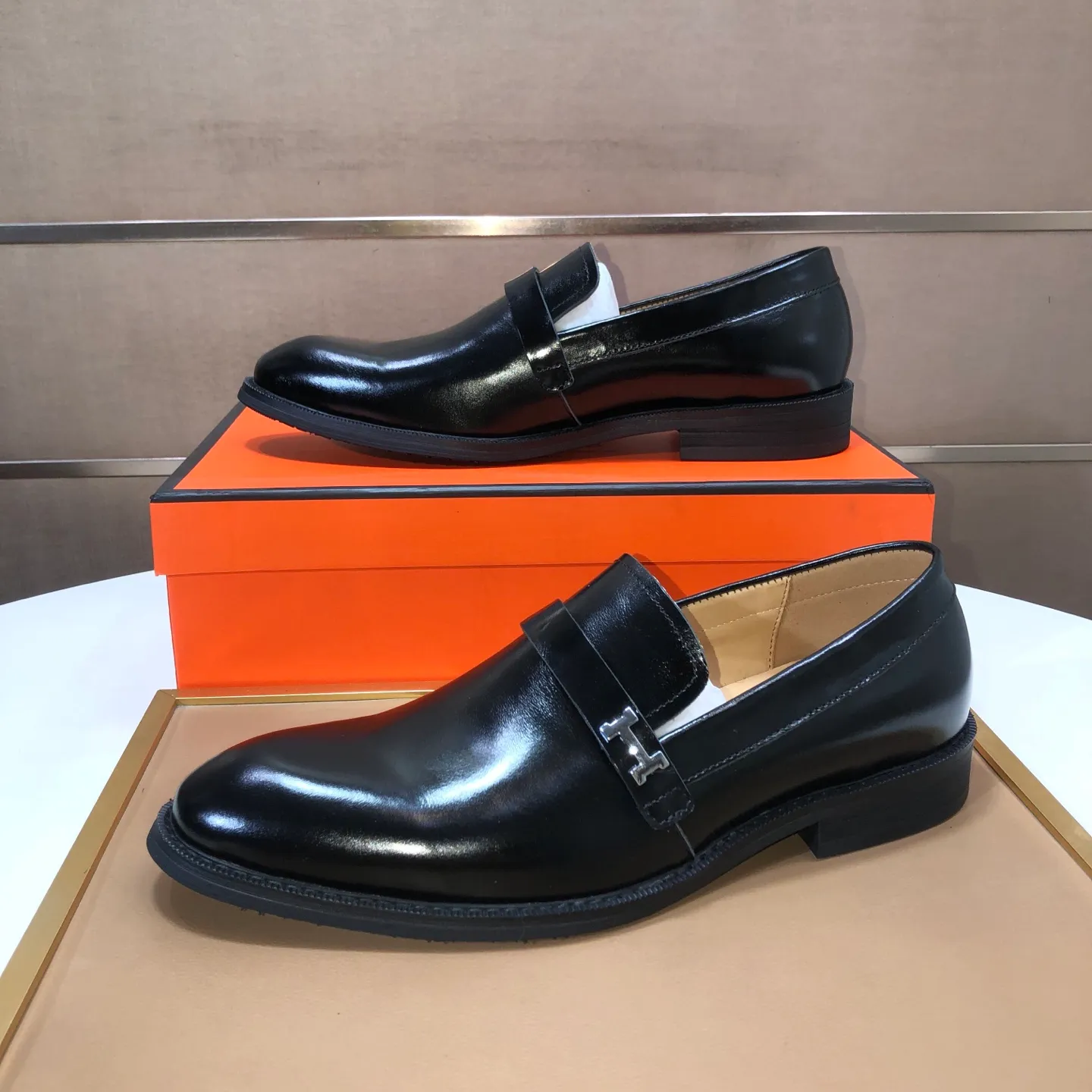 Men's Men's Shoes💰540💰[HERMES] (cowhide lining)🍀Italian top luxury🍀He does not pursue novel styles and gorgeous colors, but attracts the favor of successful men with his flawless, elegant and classic style. Formal leather shoes This very comfortable, simple and stable style allows you to easily match any style! The pattern is absolutely 1:1 refined from the original case, and we strive for excellence in materials, imported cowhide + cowhide lining💪💪💪extraordinary texture👍! .Code number: 39-45 (45 customized)